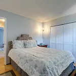 Spacious Aurora Retreat With Game Room And Hot Tub!