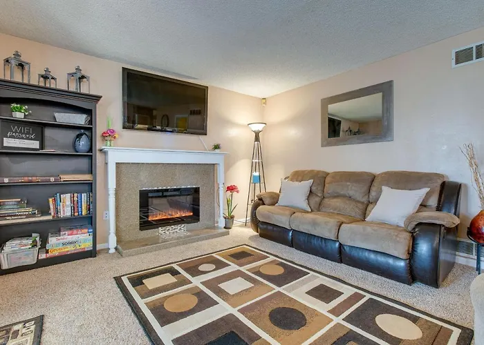 Spacious Aurora Retreat With Game Room And Hot Tub!