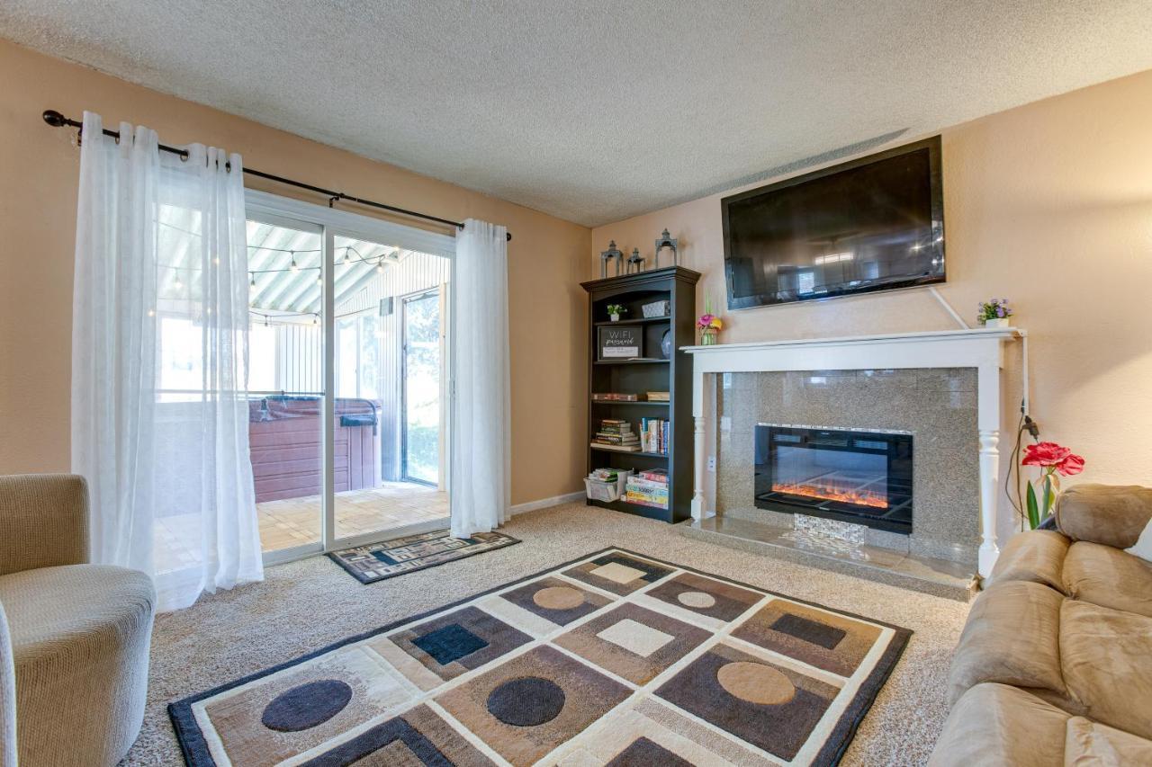 Casa vacanze Spacious Retreat With Game And Hot Tub!