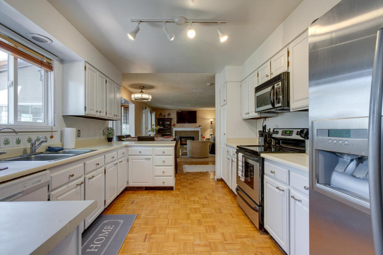 Spacious Retreat With Game And Hot Tub! * Aurora
