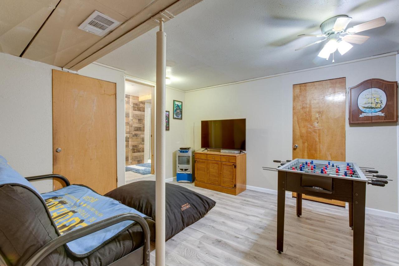 Spacious Retreat With Game And Hot Tub! * Aurora