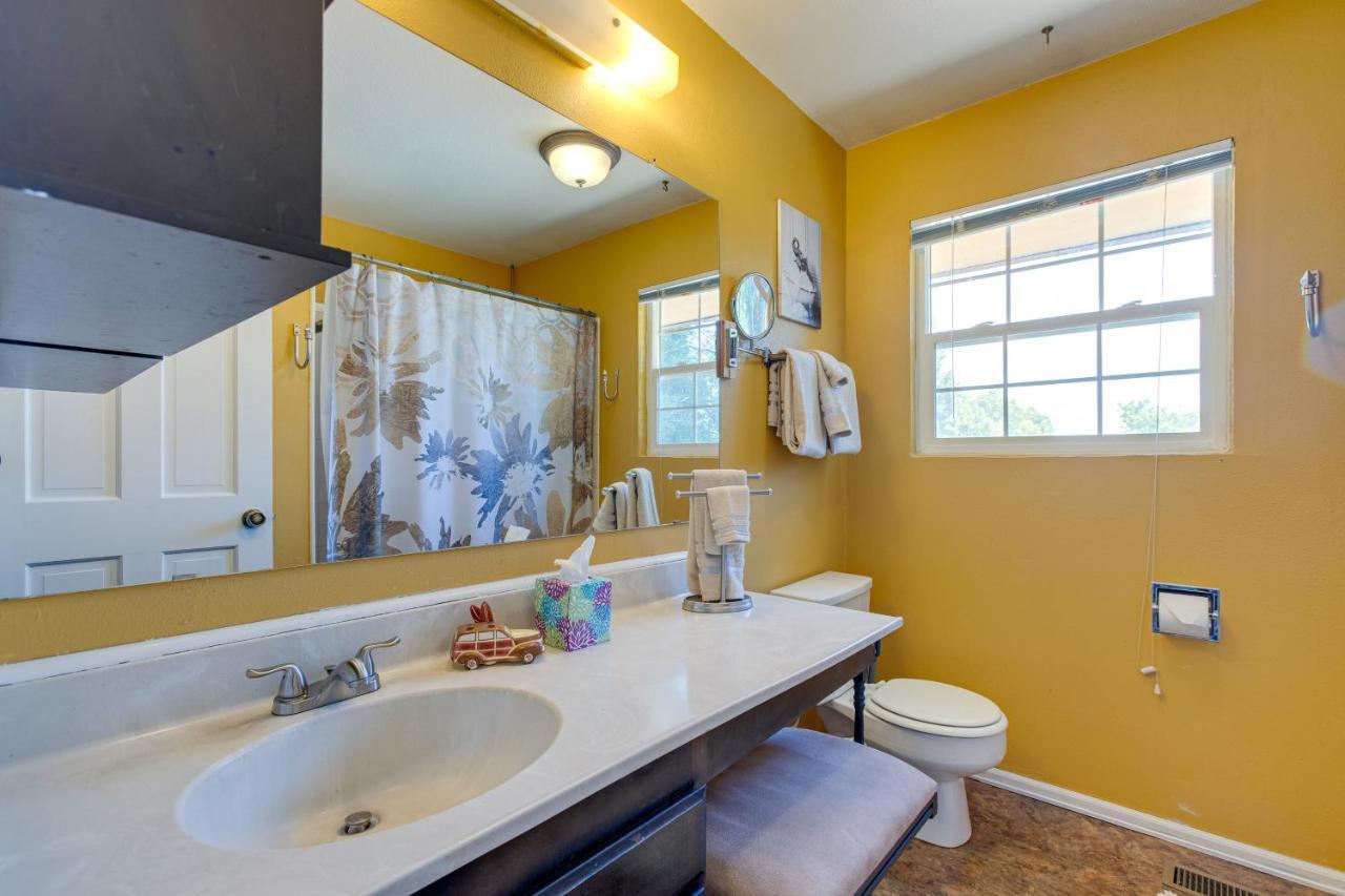 Spacious Retreat With Game And Hot Tub!