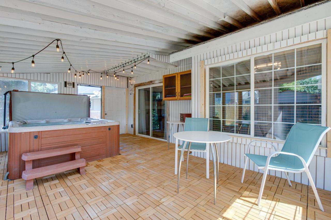 Spacious Retreat With Game And Hot Tub! *